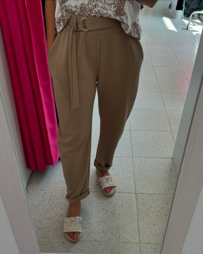 "Pantalón Camel de Tiro Alto con Hebilla Plateada | Comodidad y Estilo Diario"