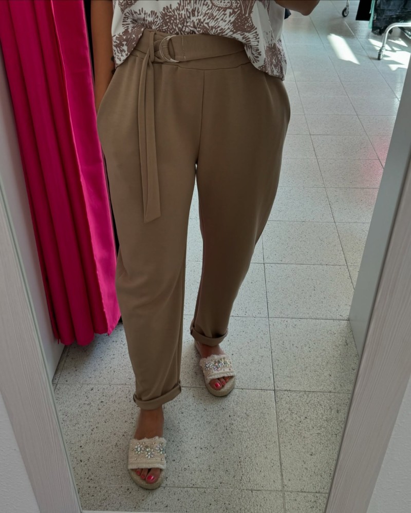 "Pantalón Camel de Tiro Alto con Hebilla Plateada | Comodidad y Estilo Diario"