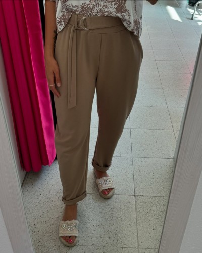 "Pantalón Camel de Tiro Alto con Hebilla Plateada | Comodidad y Estilo Diario"