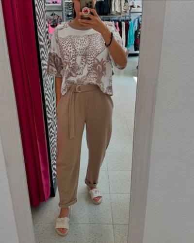 "Pantalón Camel de Tiro Alto con Hebilla Plateada | Comodidad y Estilo Diario"