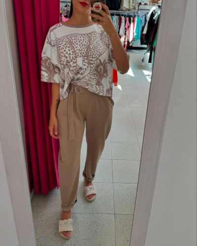 "Pantalón Camel de Tiro Alto con Hebilla Plateada | Comodidad y Estilo Diario"