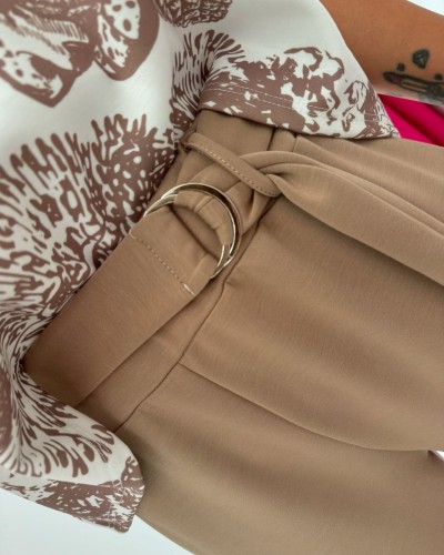 "Pantalón Camel de Tiro Alto con Hebilla Plateada | Comodidad y Estilo Diario"