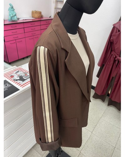 Americana Chocolate con Franjas Laterales - Talla Única | Disponible en Granate