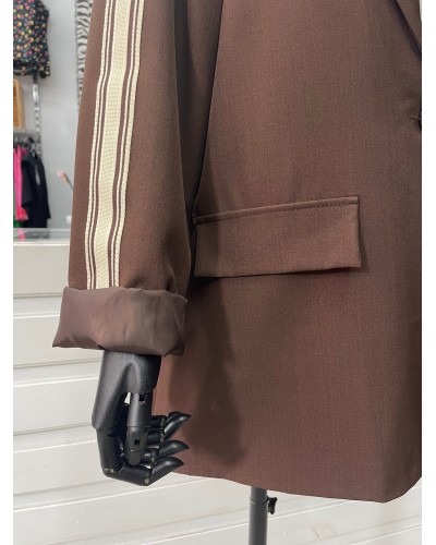 Americana Chocolate con Franjas Laterales - Talla Única | Disponible en Granate
