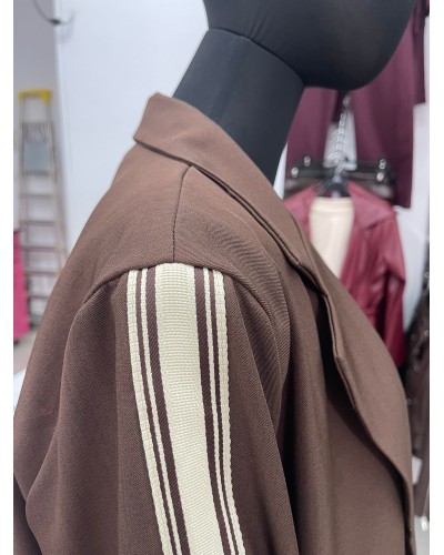 Americana Chocolate con Franjas Laterales - Talla Única | Disponible en Granate