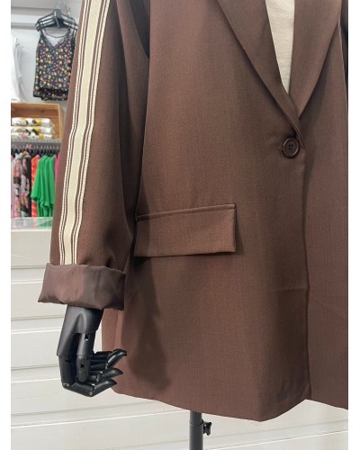 Americana Chocolate con Franjas Laterales - Talla Única | Disponible en Granate