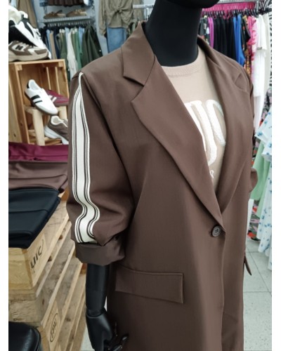 Americana Chocolate con Franjas Laterales - Talla Única | Disponible en Granate