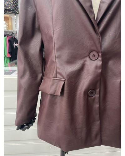 Americana de Polipiel Granate – Estilo Rock Chic • Pensando En Ti