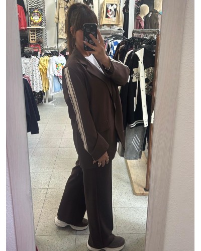 Americana Chocolate con Franjas Laterales - Talla Única | Disponible en Granate