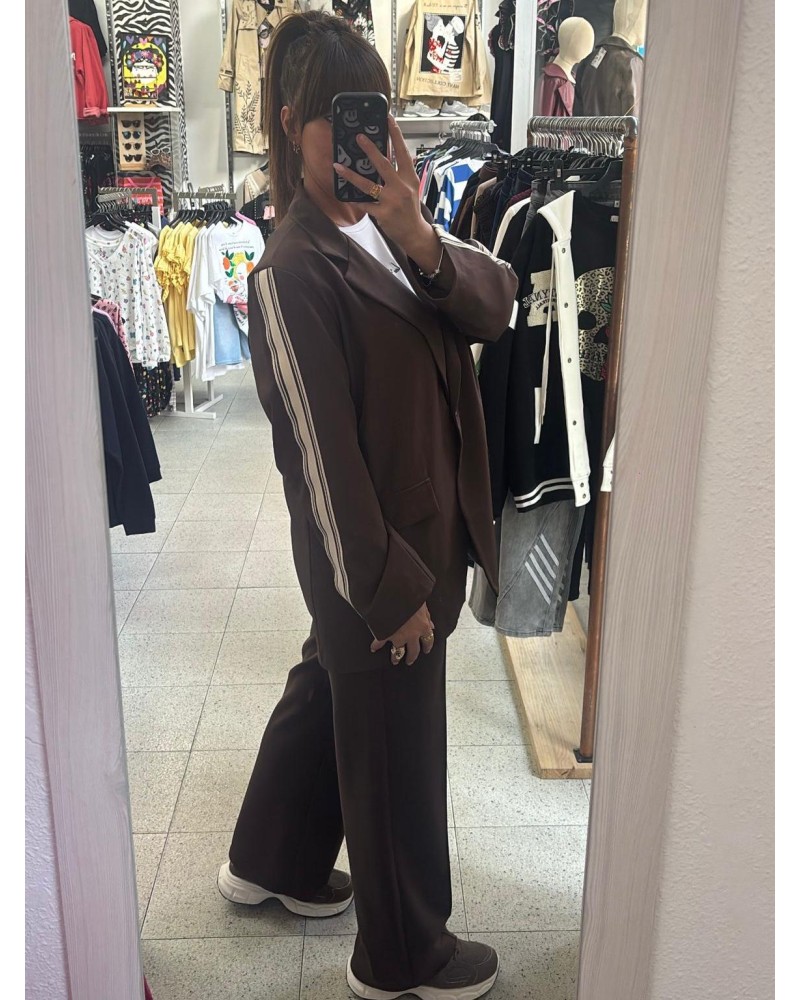 Americana Chocolate con Franjas Laterales - Talla Única | Disponible en Granate