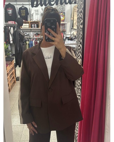 Americana Chocolate con Franjas Laterales - Talla Única | Disponible en Granate