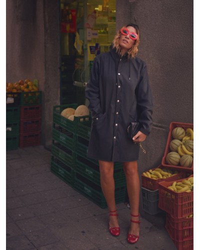 Chubasquero “Rara” Negro Aire Retro – trench impermeable con capucha | Pensando en Ti