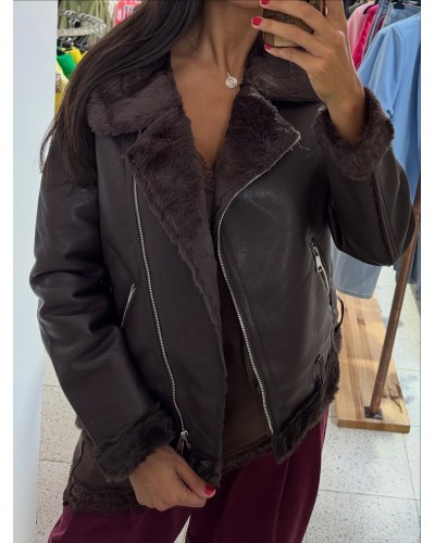 Biker polipiel chocolate – Estilo y abrigo con rollazo Biker polipiel chocolate – Estilo y abrigo con rollazo