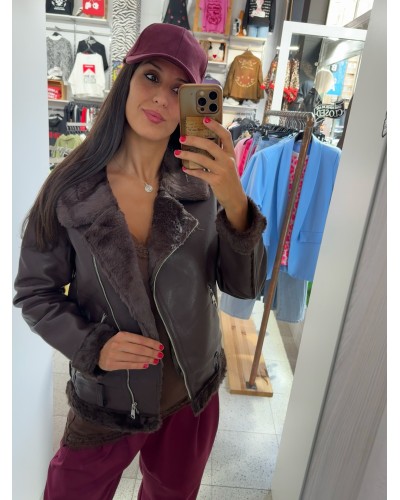 Biker polipiel chocolate – Estilo y abrigo con rollazo