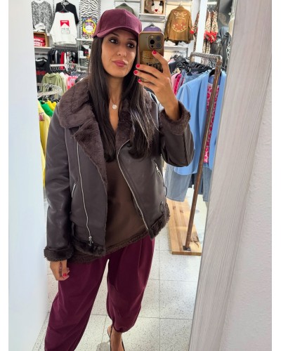 Biker polipiel chocolate – Estilo y abrigo con rollazo Biker polipiel chocolate – Estilo y abrigo con rollazo