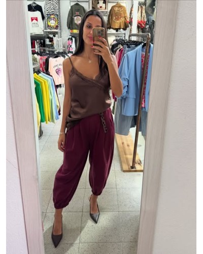 Pantalón bombacho burdeos – Estilo y comodidad con carácter Pantalón bombacho burdeos – Estilo y comodidad con carácter