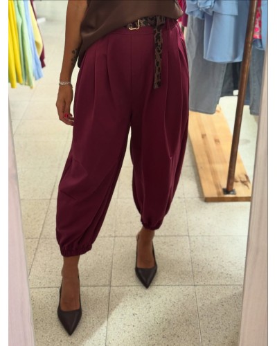 Pantalón bombacho burdeos – Estilo y comodidad con carácter