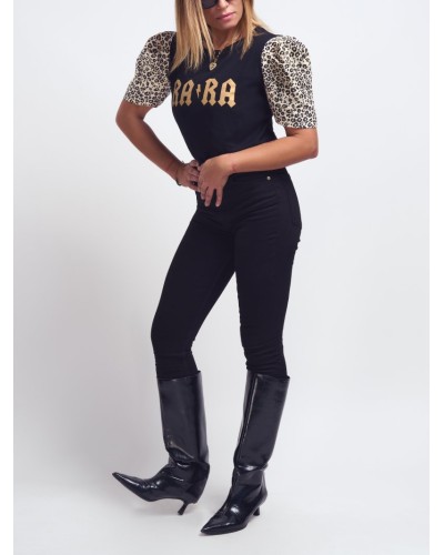 Camiseta “Rara Leopardo” · Estampado animal print · Aire Retro Camiseta “Rara Leopardo” · Estampado animal print · Aire Retro