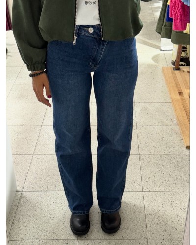 Jeans cruce delantero – Denim actual con estilo Jeans cruce delantero – Denim actual con estilo