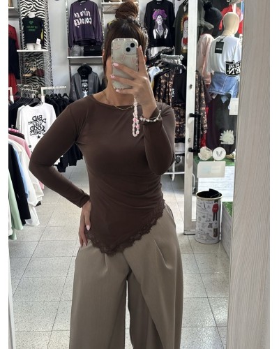 CAMISETA ASIMÉTRICA PUNTILLA