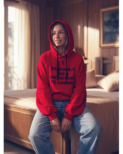 Sudadera Hoodie “Tranquila” Roja Aire Retro – Algodón Oversize con Frase Motivadora