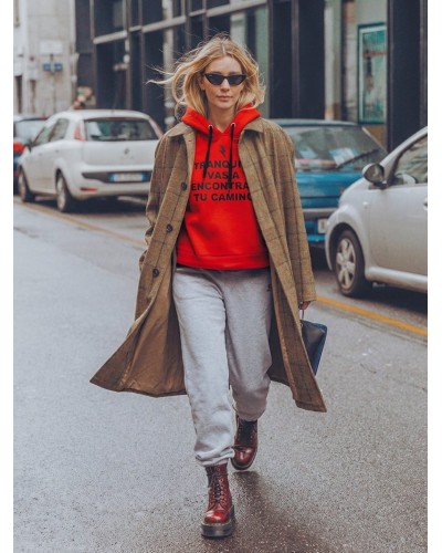 Sudadera Hoodie “Tranquila” Roja Aire Retro – Algodón Oversize con Frase Motivadora