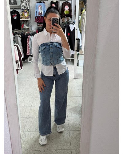 "Chica joven con top denim corset azul"