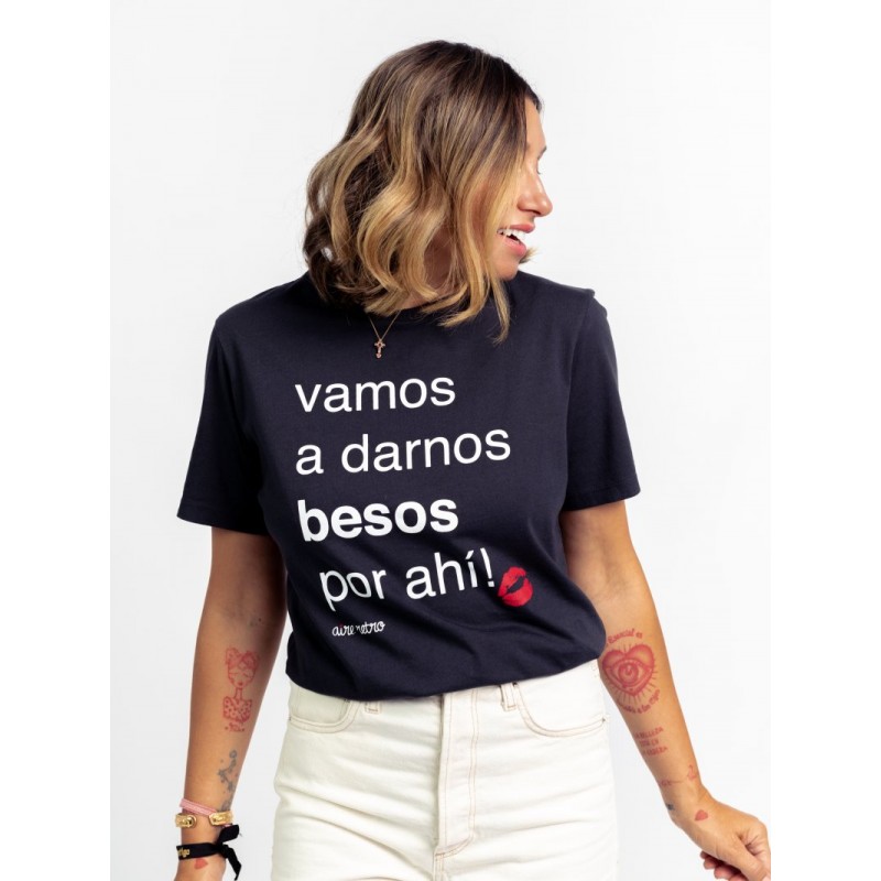 CAMISETA UNISEX "VAMOS A DARNOS BESOS" AIRE RETRO | PENSANDO EN TI