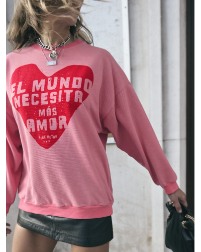 SUDADERA "EL MUNDO NECESITA MÁS AMOR" ROSA AIRE RETRO